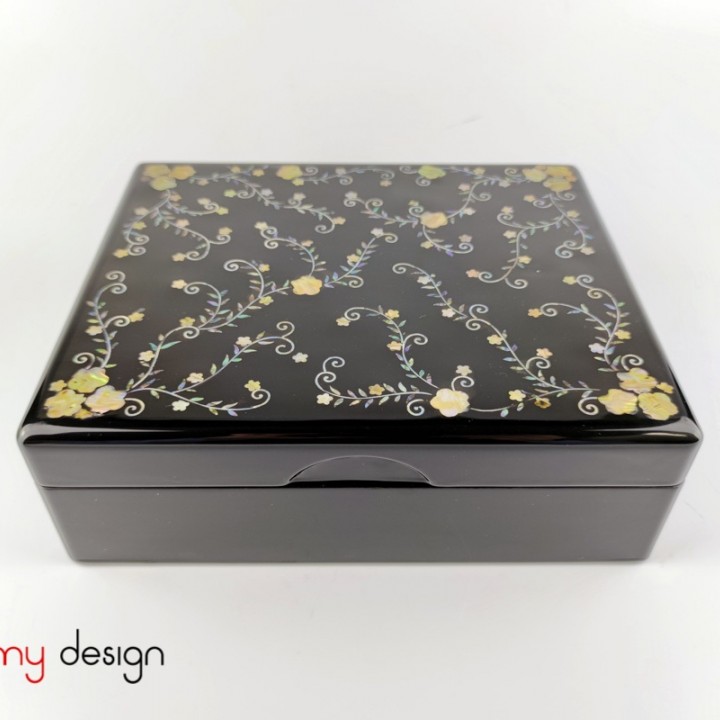 Black  lacquer box attached with pearl string flowers 22x27xH9 cm